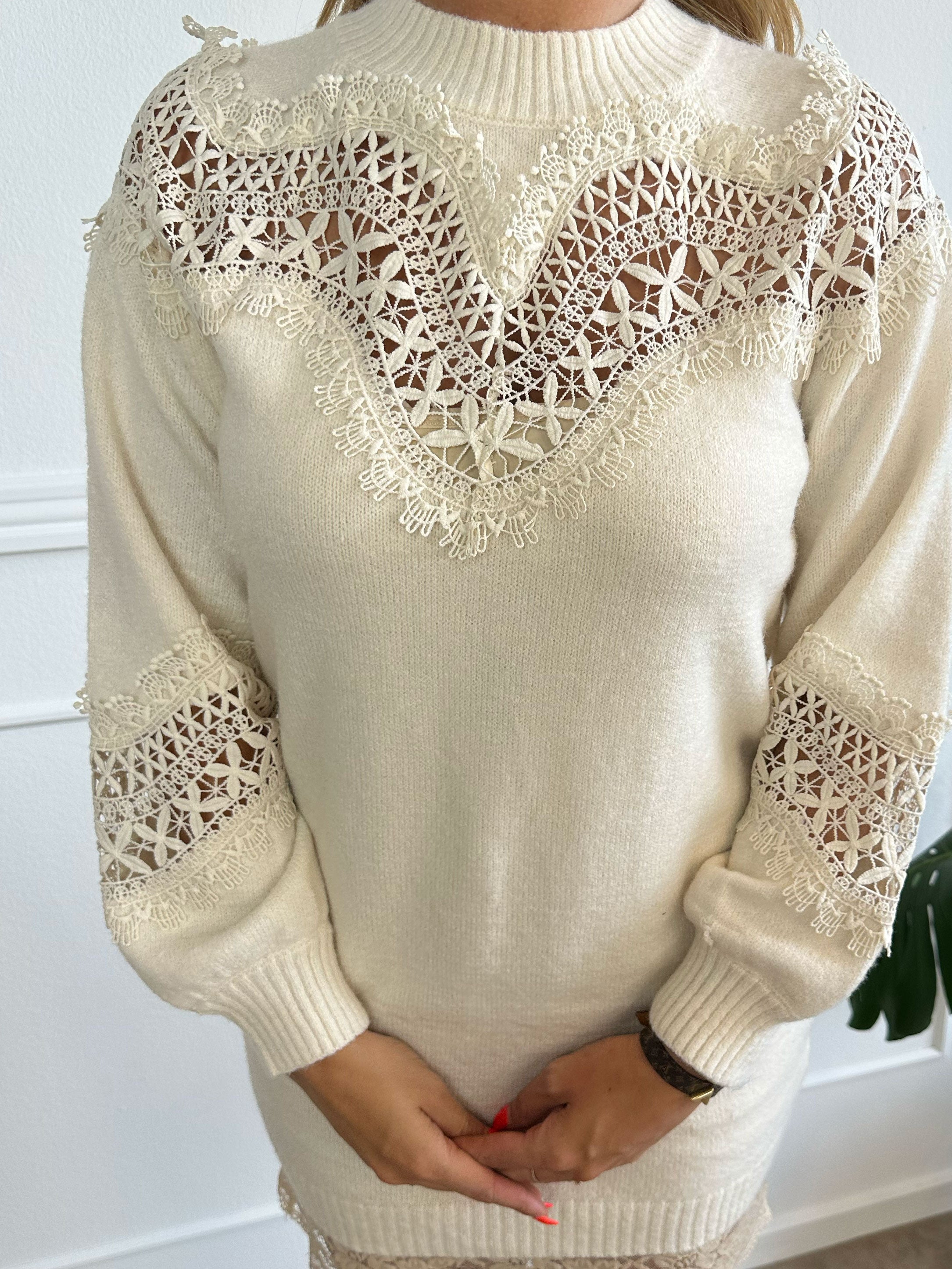 Oxana - Blød strikkjole med broderinger henover bryst og ærmer